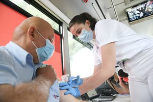 Skiepijimo nuo COVID-19 apimtys per savaitę išaugo po 1 tūkst. per dieną