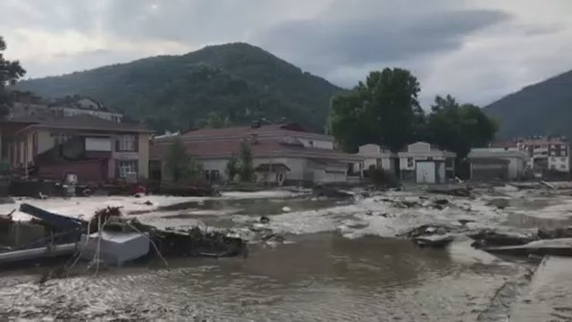 Potvyniai nenustoja siaubti Turkijos: auga aukų skaičius, griūva namai ir tiltai