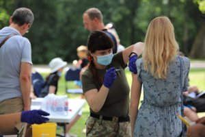 Nuo COVID-19 pasiskiepijo pusantro milijono lietuvių: tarp didmiesčių lyderiauja Aukštaitijos miestas