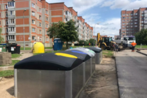 Ties siaura įvaža į kiemą dar pastatė požeminius konteinerius: gyventojai laužo galvas, kaip teks pravažiuoti