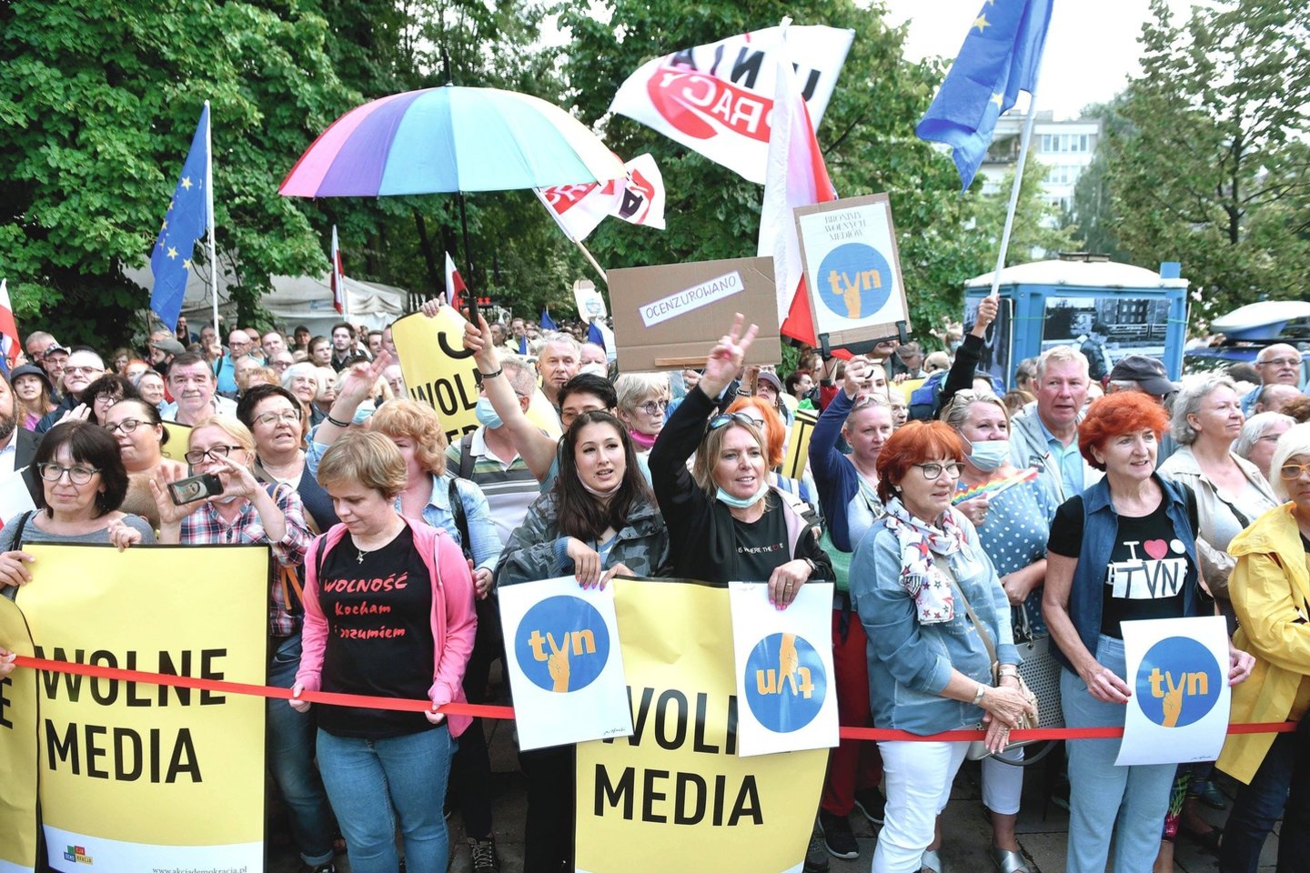 Lenkijos miestuose tūkstančiai žmonių išėjo į gatves protestuoti prieš žiniasklaidą varžančias įstatymo pataisas, kurios buvo priimtos po audringo balsavimo Seime.<br>„Imago“/„Scanpix“ nuotr.