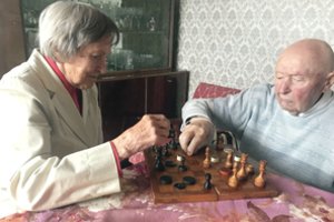 Neįtikėtina: šimtamečių palangiškių senolių pora pliekiasi šaškėmis