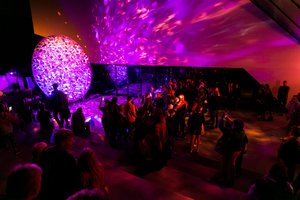 Naktiniame Vilniuje vėl šoka šviesos ir kviečia iš naujo atrasti pamėgtas sostinės vietas