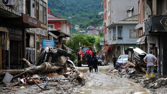 Užfiksuoti šokiruojantys potvynių Turkijoje padariniai: gatvėmis plaukė automobiliai, griuvo pastatai