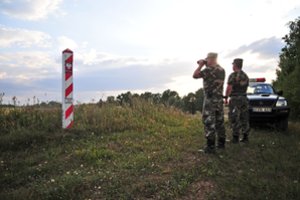 Baltarusijos pasieniečiai teigia radę pasienyje su Lenkija sumuštą migrantą