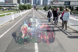 Sostinę papuošė išskirtinė meno instaliacija: Baltajame tilte atsivėrė atogrąžų miškas