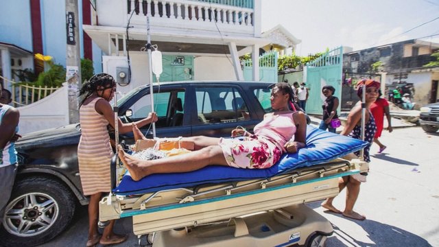 Haityje žemės drebėjimo aukų skaičius viršijo 300: griuvėsiuose ieškoma išgyvenusiųjų