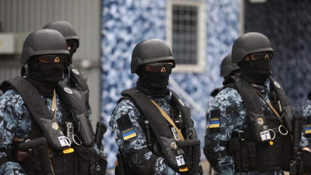 Protestai Ukrainoje virto riaušėmis: į pareigūnus pasipylė akmenų kruša