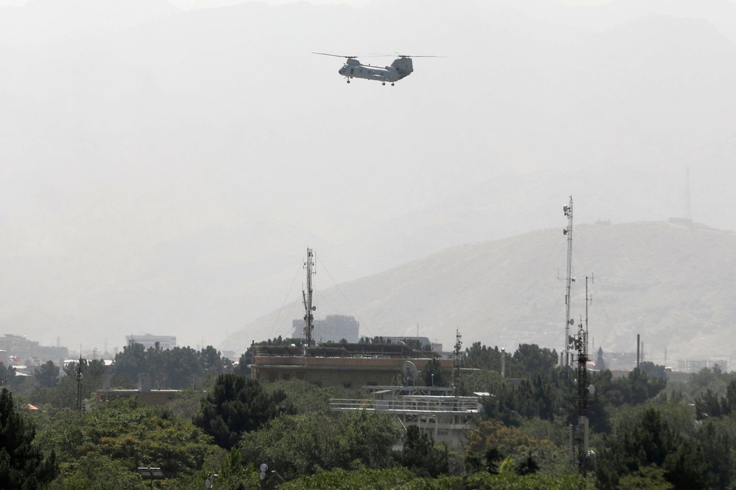 Talibanas pranešė, kad judėjimo kovotojai įžengė į virtinę Afganistano sostinės Kabulo rajonų.<br>Reuters/Scanpix nuotr.