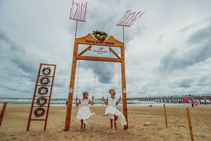 Žolinės proga – pirmą kartą Lietuvoje – įspūdingos sūpynės ant jūros kranto