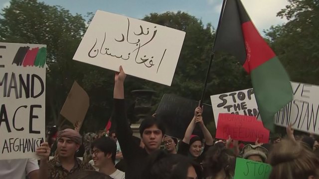 Prie Baltųjų Rūmų keli šimtai protestuotojų: smerkia JAV norą pasitraukti iš Afganistano