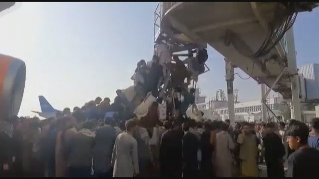Vaizdo įrašuose – masiškai iš Kabulo bėgantys gyventojai: įbauginti žmonės grūdosi į lėktuvus