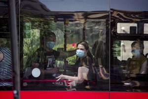 Keičiasi taisyklės dėl kaukių dėvėjimo: kam švelnėja reikalavimai