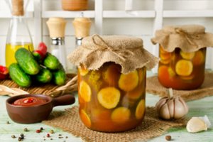 Greitai ir lengvai paruošiami agurkai pomidorų padaže