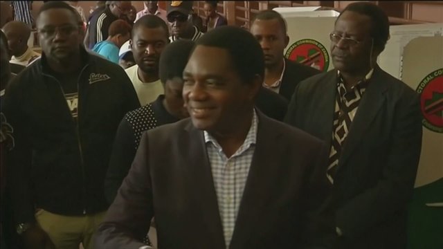 Į skolas įbridusioje Zambijoje pirmadienį paskelbtas įtemptų prezidento rinkimų nugalėtojas