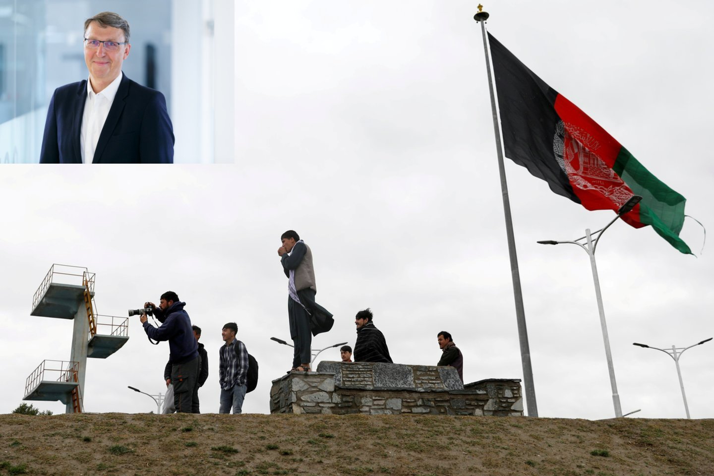 „Žiaurus smūgis JAV ir visų Vakarų įvaizdžiui, bene didžiausias jų geopolitinis pralaimėjimas per pastaruosius dešimtmečius. Ir šventė visų pasaulio diktatūrų kiemuose“, – V.Bruveris.