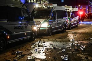 Po riaušių prie Seimo parlamentarai laužo galvas, kodėl aikštelė dar neasfaltuota: nejau mes kokie nuskurėliai?