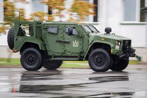 Rukloje pristatyti Lietuvos kariuomenės šarvuotieji visureigiai JLTV: karinis bendradarbiavimas su JAV auga