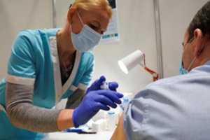 Latvijoje tiriami dviejų nuo COVID-19 paskiepytų žmonių mirties atvejai