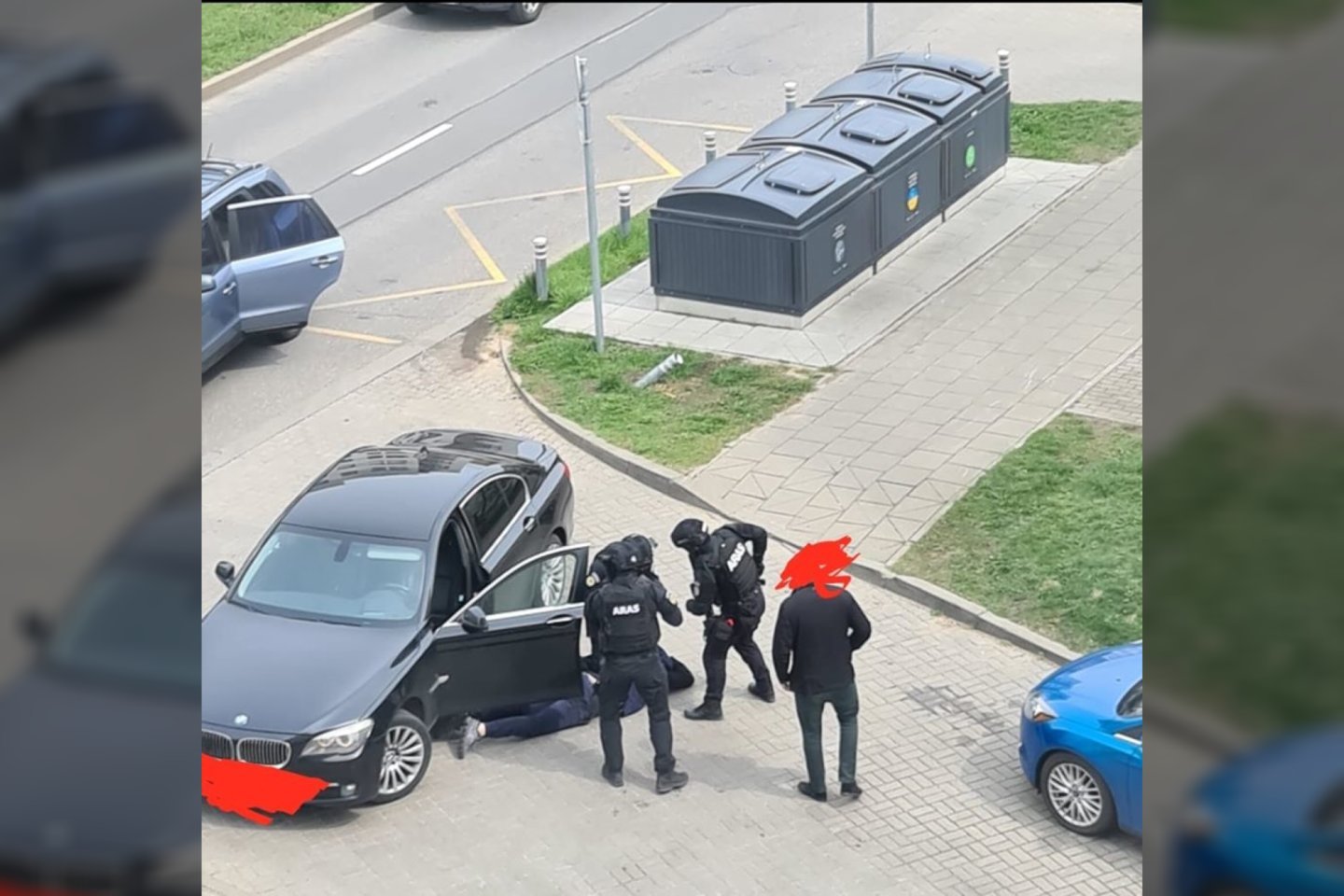  Kauno policija sučiupo mašinvagių gaujos atstovus, važiavusiius pagrobtu "Mercedes". <br> Policijos nuotr. 