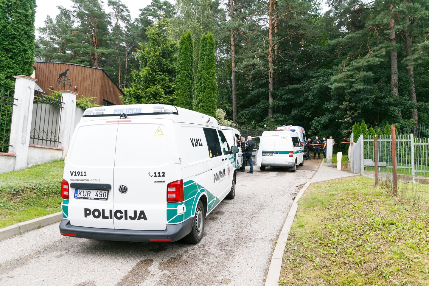 Vilniuje rastas kūnas su šautine žaizda, šalia – ginklai.<br> T.Bauro nuotr.
