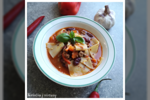 Skani, soti ir sušildanti aštri jautienos sriuba