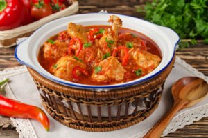 Šis vištienos troškinys – Sakartvelo virtuvės perlas. Išbandykite ir jūs