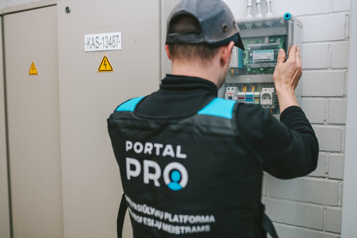 Naujausių informacinių technologijų sprendimais grįsta „PortalPRO“ yra didžiausia Lietuvoje sistema, kuri vienija skaidraus ir gero uždarbio ieškančius meistrus.