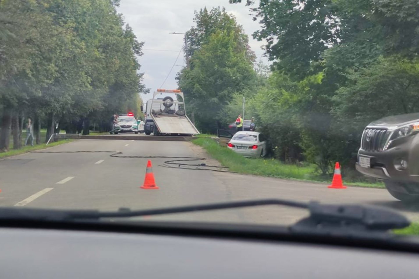  Vilniaus pakraštyje BMW nuvertė stulpą – po incidento gatvė buvo uždaryta.<br> Facebook/Kur stovi policija. Trakai/Ruslan B. nuotr.