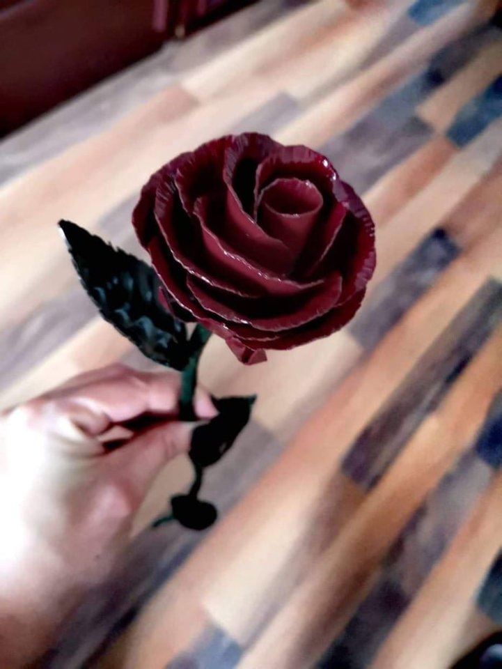  Vidmantui labiausiai patinka gaminti rožes.<br> Asmeninio archyvo nuotr.