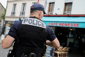 Prancūzijos policija nuskendusiame automobilyje aptiko penkių žmonių kūnus