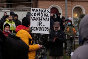 Rygos centre keli tūkstančiai žmonių protestuoja prieš „privalomą skiepijimą“ nuo COVID-19