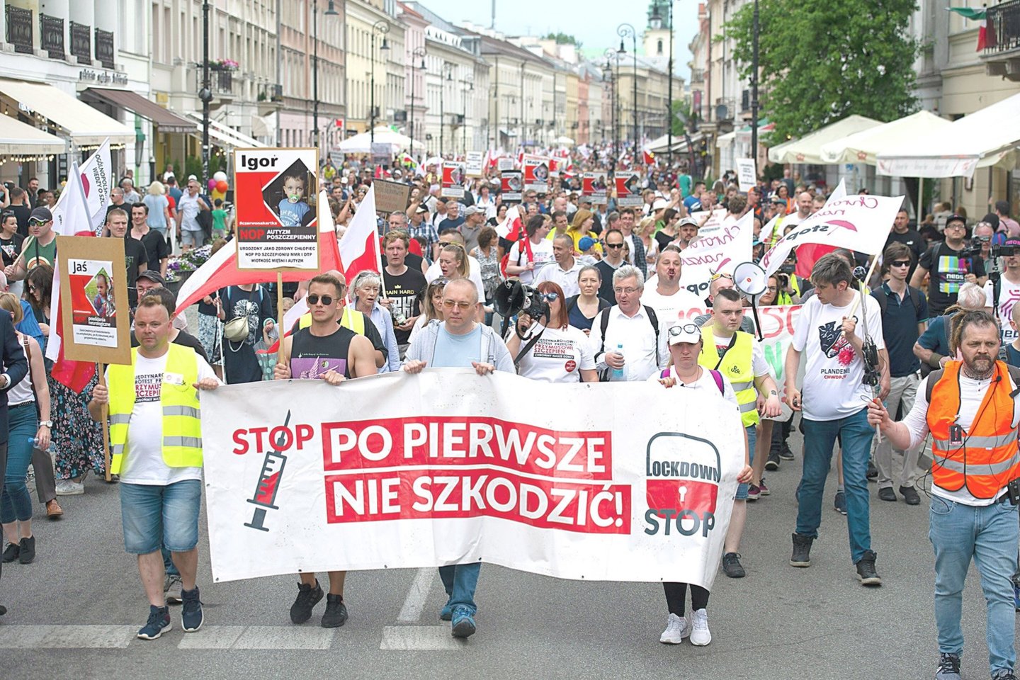 Po demonstracijų prieš vakcinas ir pandemijos ribojimus Lenkijoje antiskiepininkai perėjo prie smurtinių veiksmų. Medikams grasinama mirtimi.<br>„ZUMA Press“ nuotr.