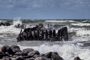 Sinoptikai: vėjas artimiausiomis dienomis nerims, netrūks ir lietaus