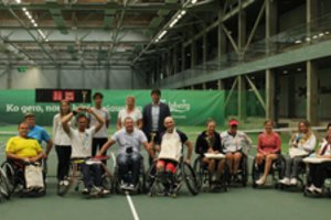 Žmonės neįgaliųjų vežimėliuose gali būti visaverčiais sportininkais: dalyvavo teniso turnyre