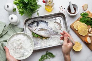 Druskoje kepta dorada: ingredientų – nedaug, o skonis sužavės visus žuvies mėgėjus