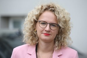 Ministrė A. Armonaitė pakeitė šukuoseną: neliko garbanėlių