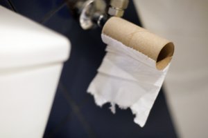 Kas pasikeičia, kai vandenį nuleidžiame uždarius tualeto dangtį?