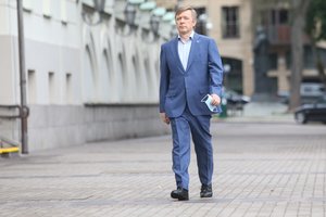 R. Karbauskis siūlo žmonėms, patyrusiems vakcinos šalutinį poveikį, atlyginti žalą