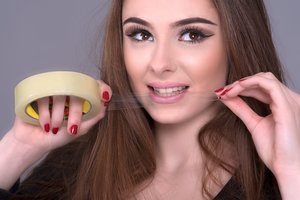 Dviejų vaikų motina uždirba tūkstančius, leisdama save pančioti lipnia juostele