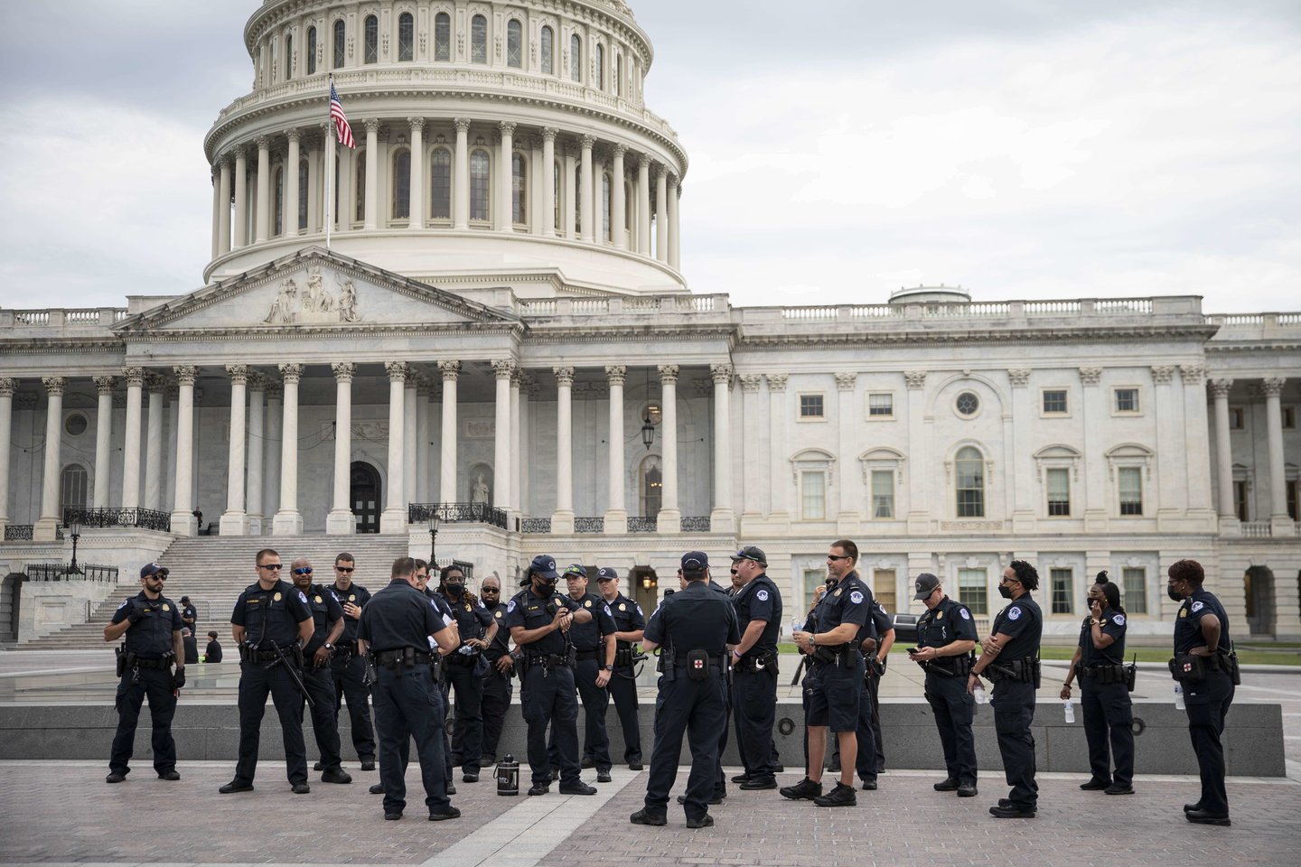 JAV Kapitolijaus policija evakuoja Kongreso pastatą.<br>AFP/Scanpix nuotr.