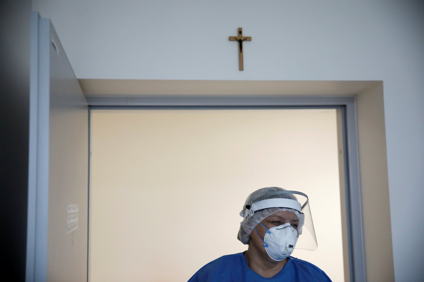 Koronaviruso skyriuose dirbantys medikai.<br>Reuters/Scanpix nuotr.