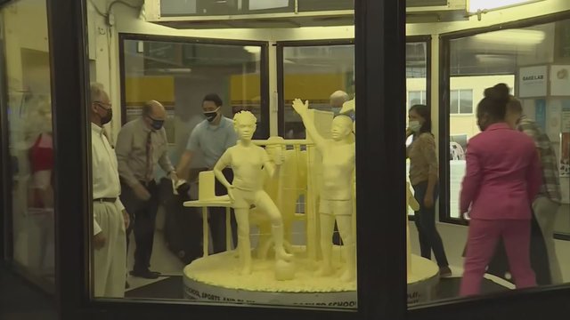 Amerikoje dėmesio susilaukė skulptūra iš 800 svarų sviesto: menininkus įkvėpė pandemija