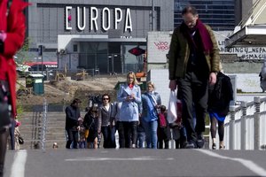 Susirūpino dėl furgonėlių prie Vilniuje esančio prekybos centro: ar elektros laidai nekelia pavojaus pėstiesiems?