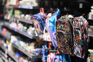 Tėvai dar nespėjo nupirkti visų reikiamų mokyklinių prekių, o išlaidas jau skaičiuoja šimtais