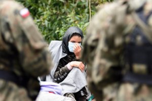 Neeilinis įvykis Lenkijos pasieniečiams – migrantus teko gelbėti iš pelkės