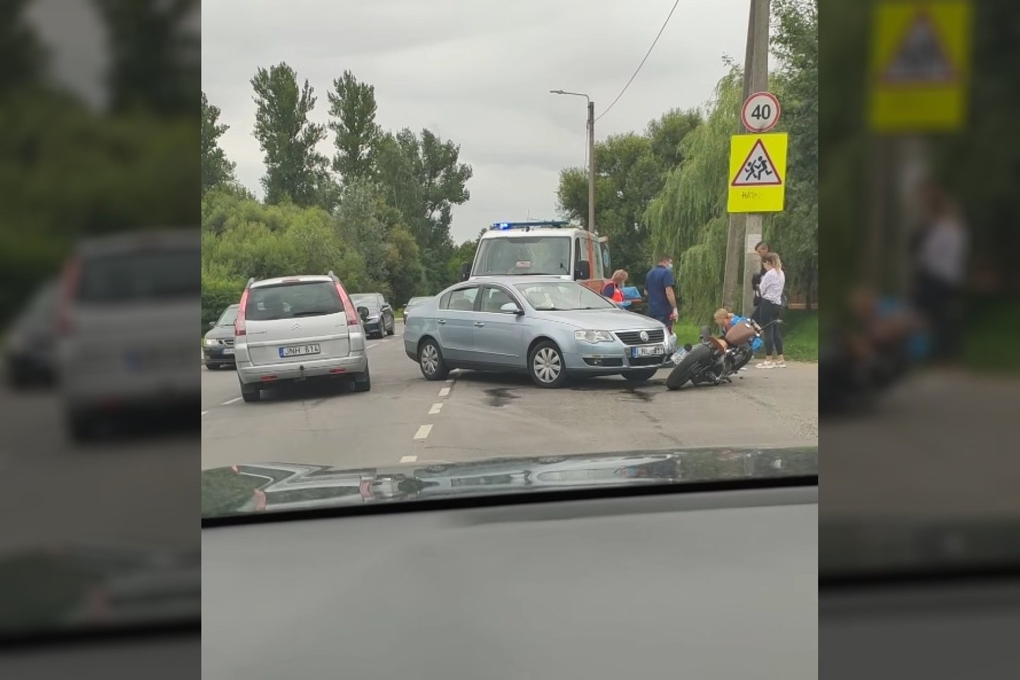  Per avariją Vilniuje nukentėjo motociklininkas.<br> Stop kadras iš vaizdo medžiagos