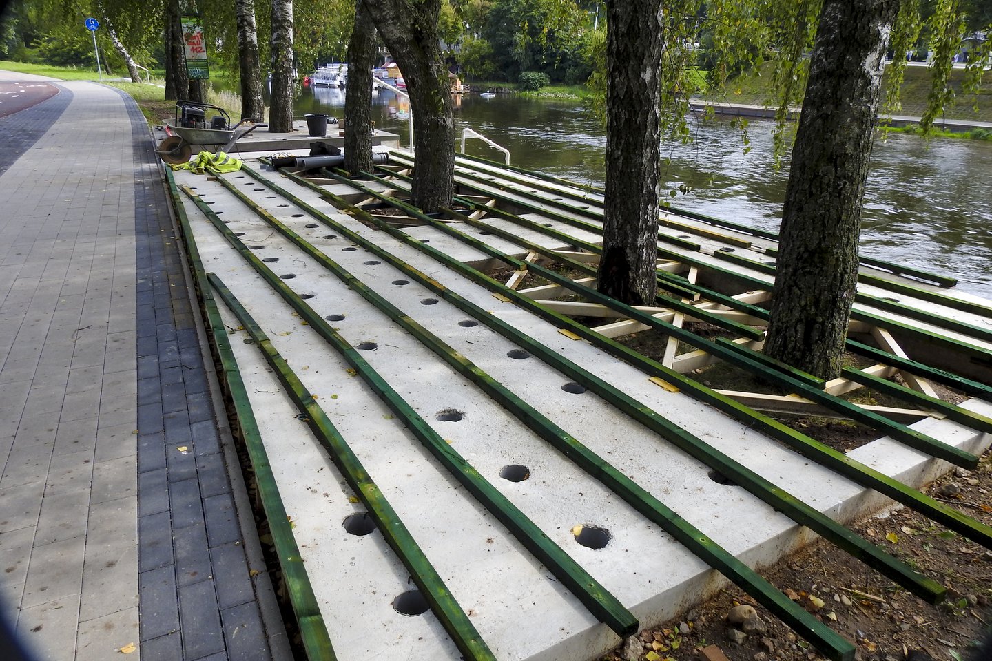 „Vilniaus plano“ darbuotojai teigė, kad taip elgtis patarė specialistai. Šaknims drėkinti turi užtekti skylių betone.<br>V.Ščiavinsko nuotr.