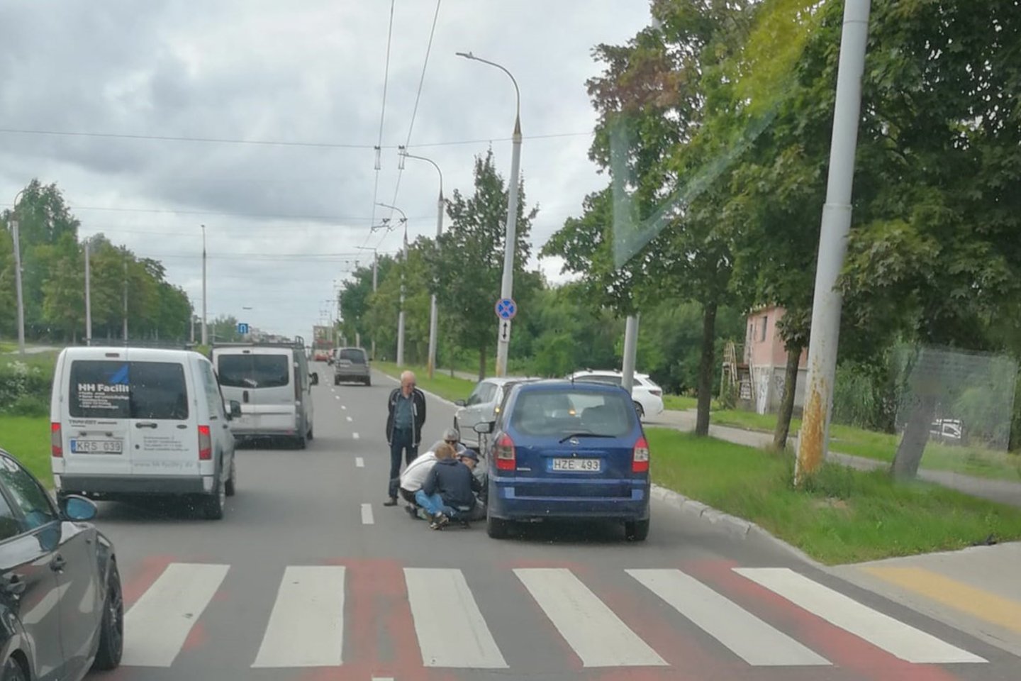  Pėsčiųjų perėjoje Vilniuje neatidi vairuotoja partrenkė pensininkę.<br> Facebook/Aleksandr A. nuotr.