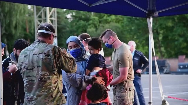 JAV kariai padeda afganų šeimoms: suteikiama medicininė apžiūra, maistas ir laikinas apgyvendinimas
